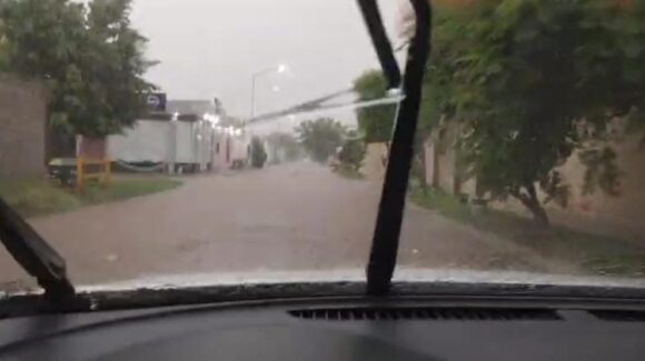 Piden ayuda en ampliación Santa María, Guasave, Sinaloa; agua de lluvia y drenaje amenaza con meterse a las casas