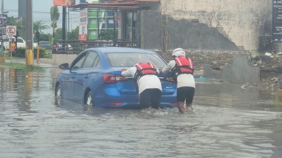 Lluvias en Mazatlán, Sinaloa provocan encharcamientos y cierres parciales de vialidades