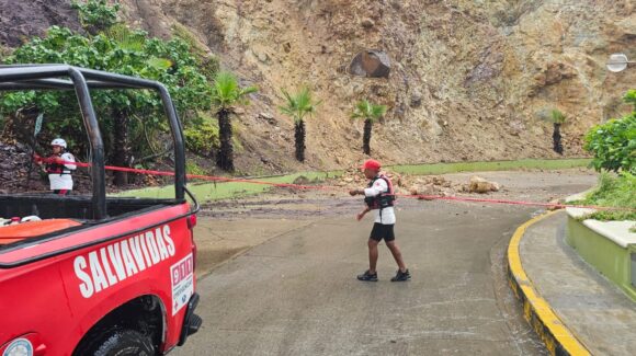 ¡Precaución! Paseo del Centenario en Mazatlán, Sinaloa, se mantiene cerrado por peligro de deslaves
