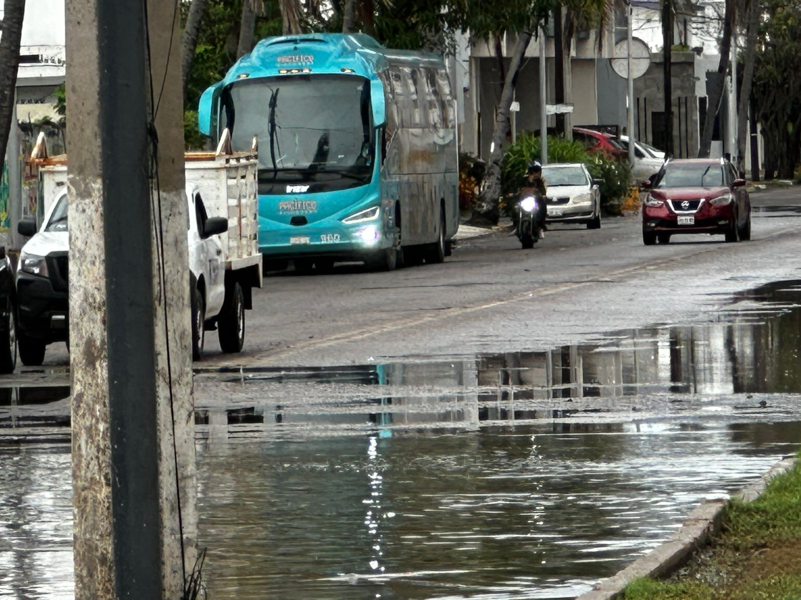 Vehículos circulando por calles mojadas tras lluvias