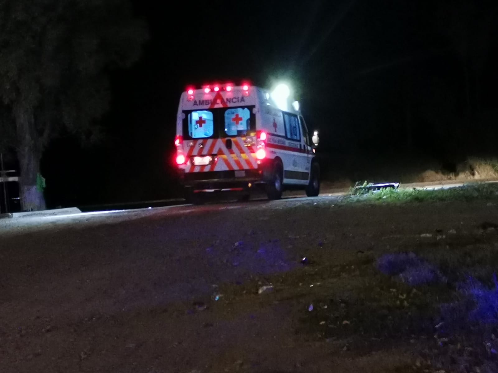 Cruz Roja arriba al lugar en donde fue localizado un hombre sin vida en Las Panguitas, El Fuerte