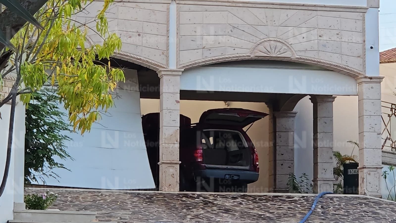 los bomberos trabajaron de inmediato en apagar el fuego que consumia la vivienda