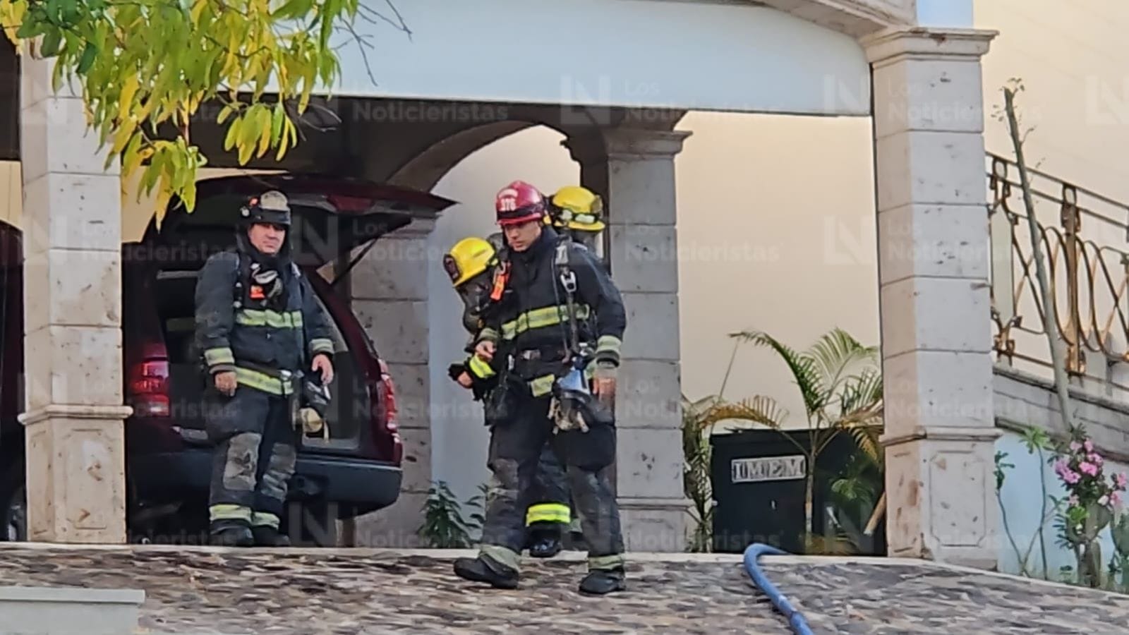 los bomberos trabajaron de inmediato en apagar el fuego que consumia la vivienda