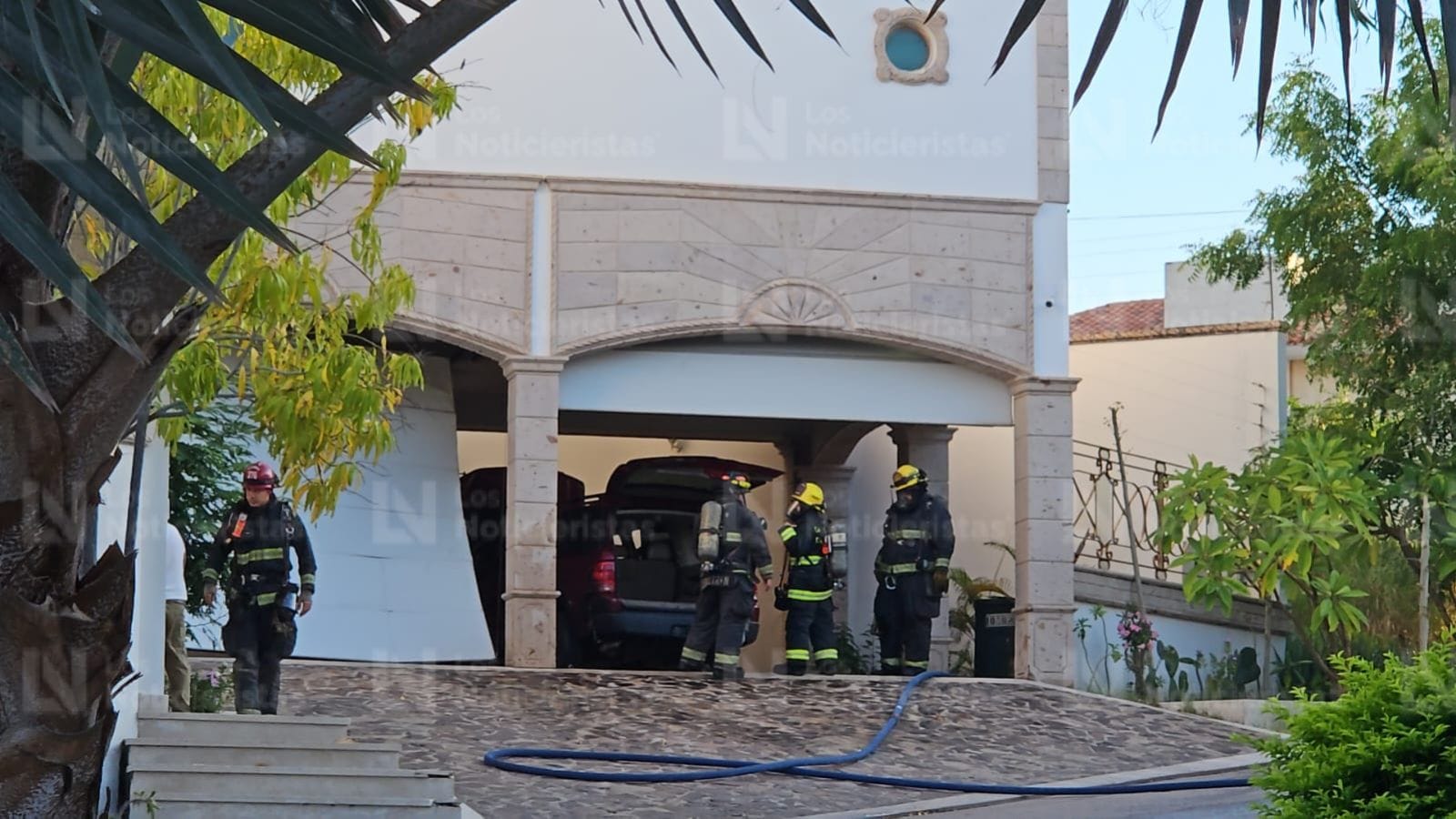 los bomberos trabajaron de inmediato en apagar el fuego que consumia la vivienda