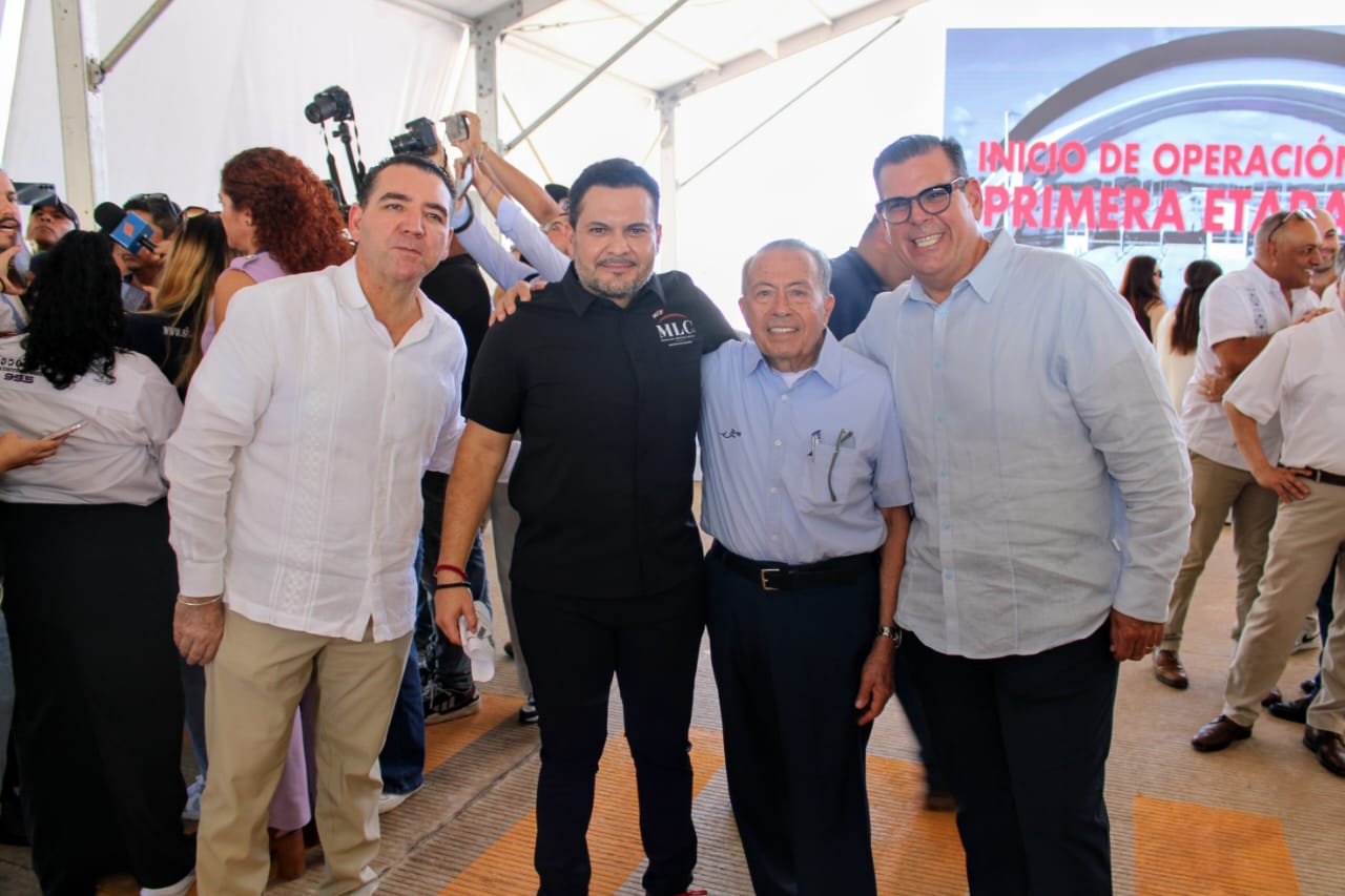 Luis Alberto Díaz, Juan JoséArellano y Roque Mascareño en la inauguración del Mazatlan Logistics Center