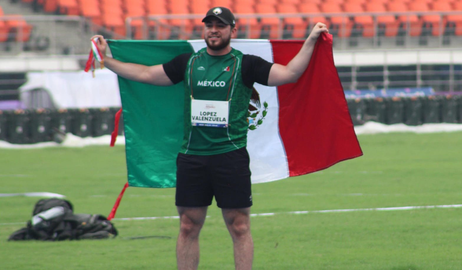 luis lopez al ganar el oro en mundial de paratletismo