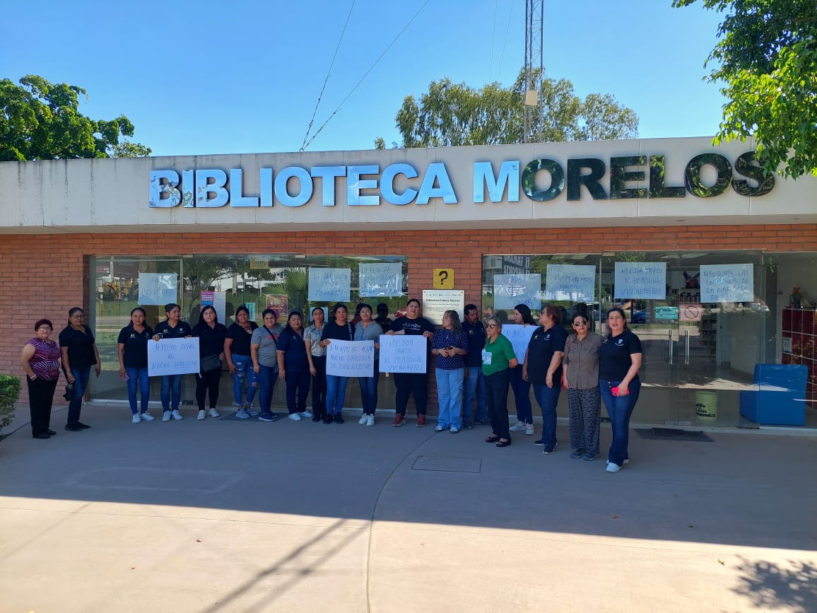 Trabajadores de la Biblioteca Pública Municipal tomaron este martes las instalaciones de la Biblioteca Morelos, en el centro de Los Mochis