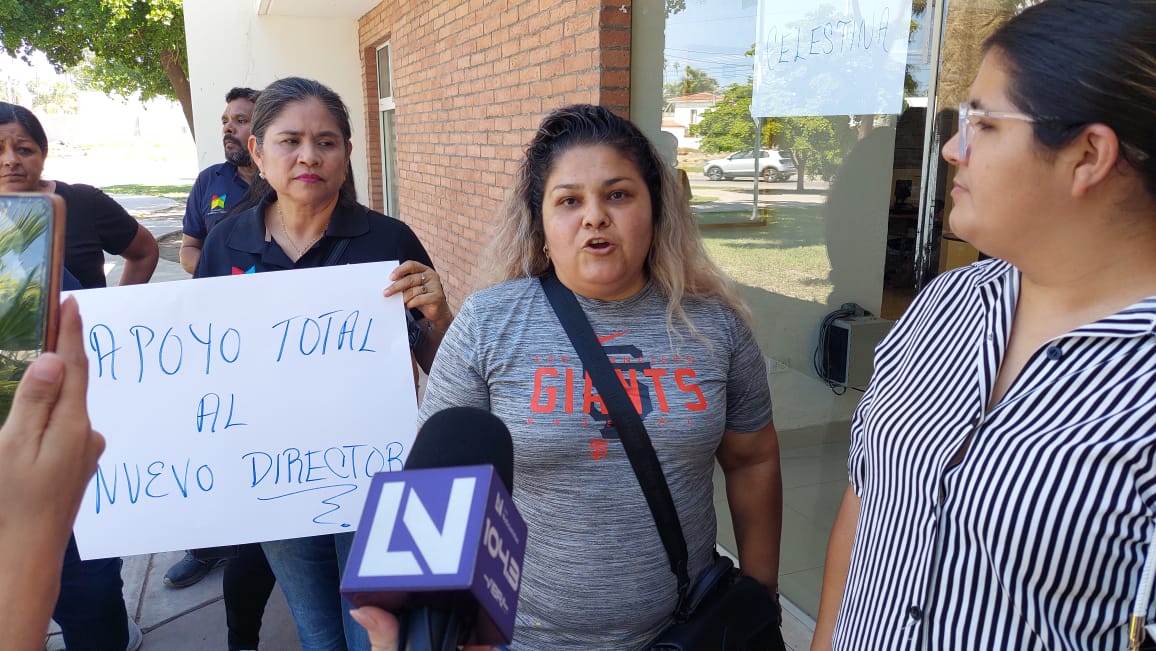 Trabajadores de la Biblioteca Pública Municipal tomaron este martes las instalaciones de la Biblioteca Morelos, en el centro de Los Mochis