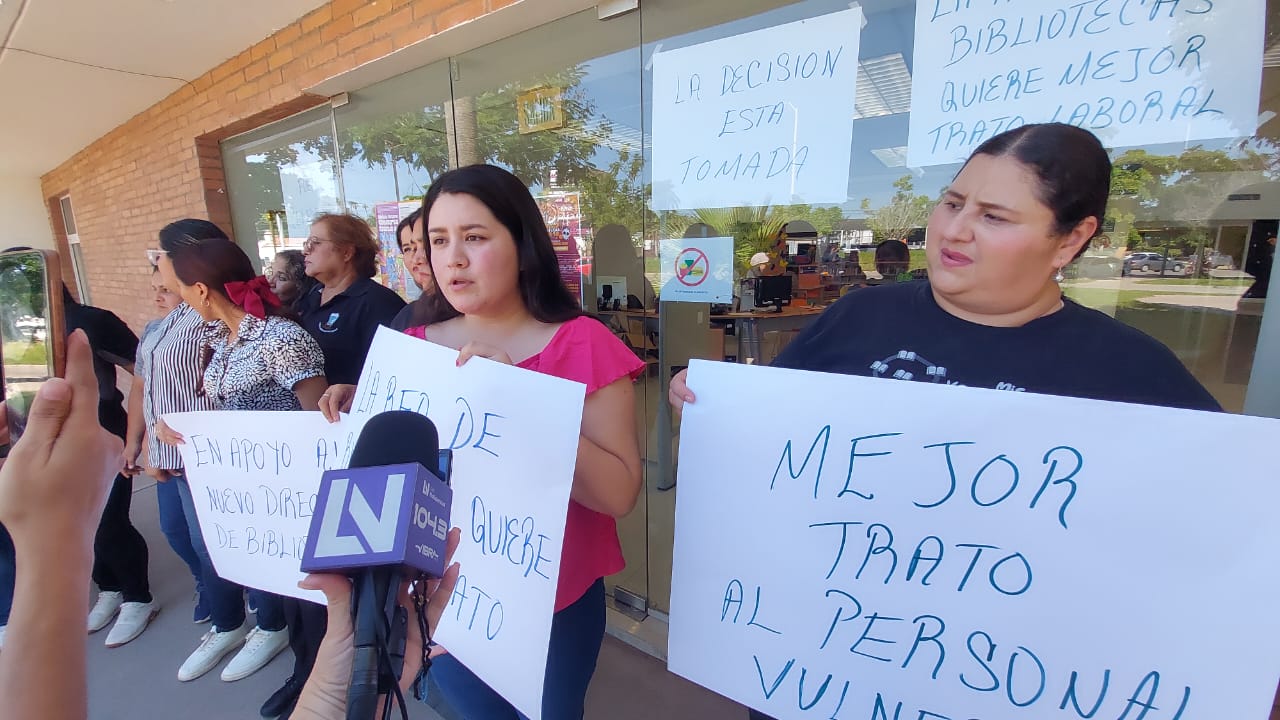 Trabajadores de la Biblioteca Pública Municipal tomaron este martes las instalaciones de la Biblioteca Morelos, en el centro de Los Mochis