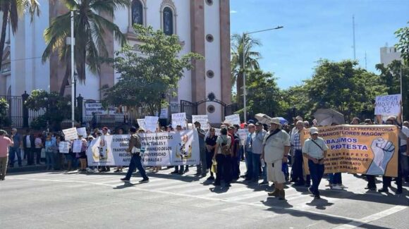 “Fuera Madueña”: Universitarios se manifiestan en la Obregón, Culiacán; exigen respeto a derechos laborales en reingeniería de la UAS