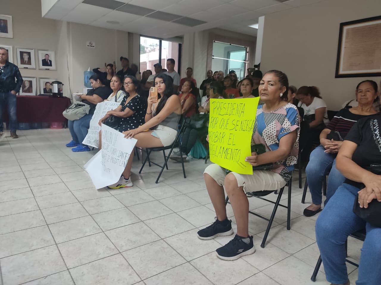 Se manifiestan tianguistas en Ayuntamiento de Mazatlán