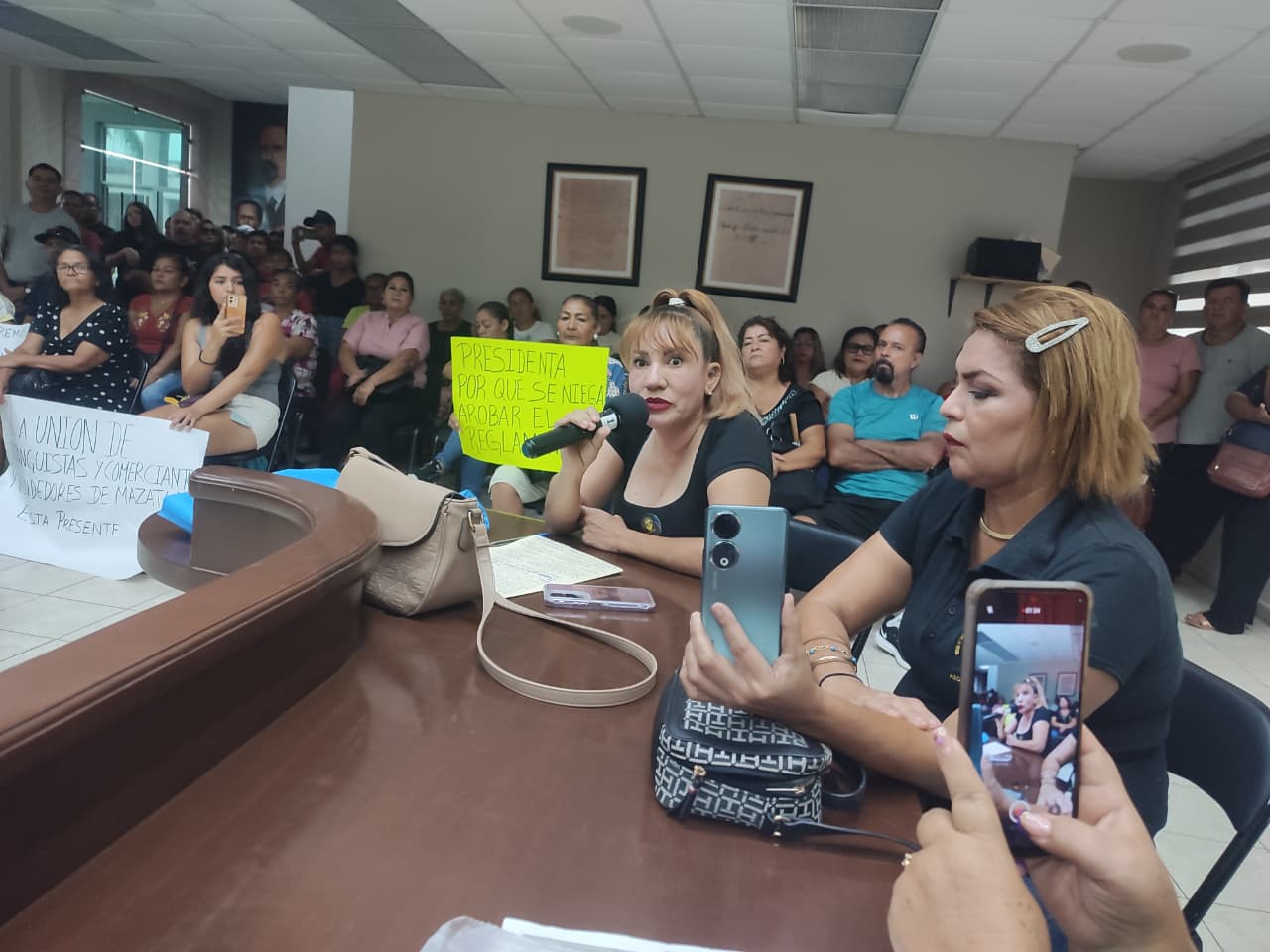 Se manifiestan tianguistas en Ayuntamiento de Mazatlán