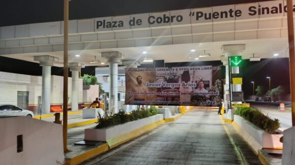 Les cae la noche a productores agrícolas en Cuatro Caminos, Guasave, Sinaloa; montan guardias por casetas libres