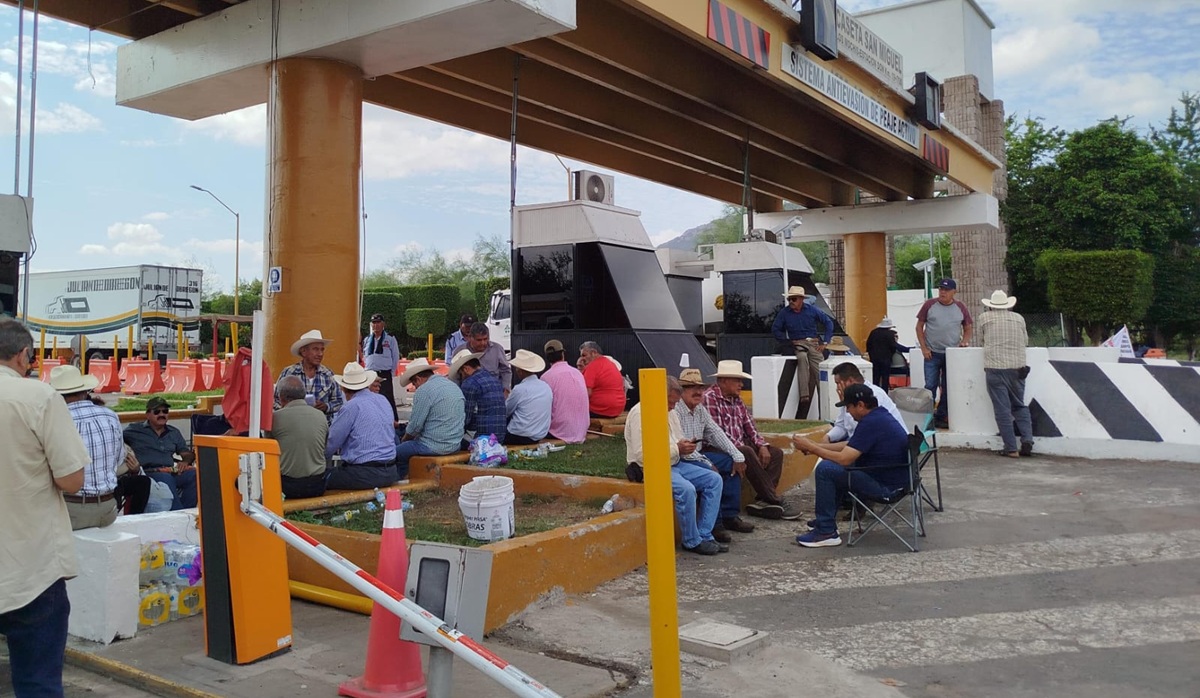 Manifestación de trigueros en caseta de San Miguel Zapotitlán, Ahome
