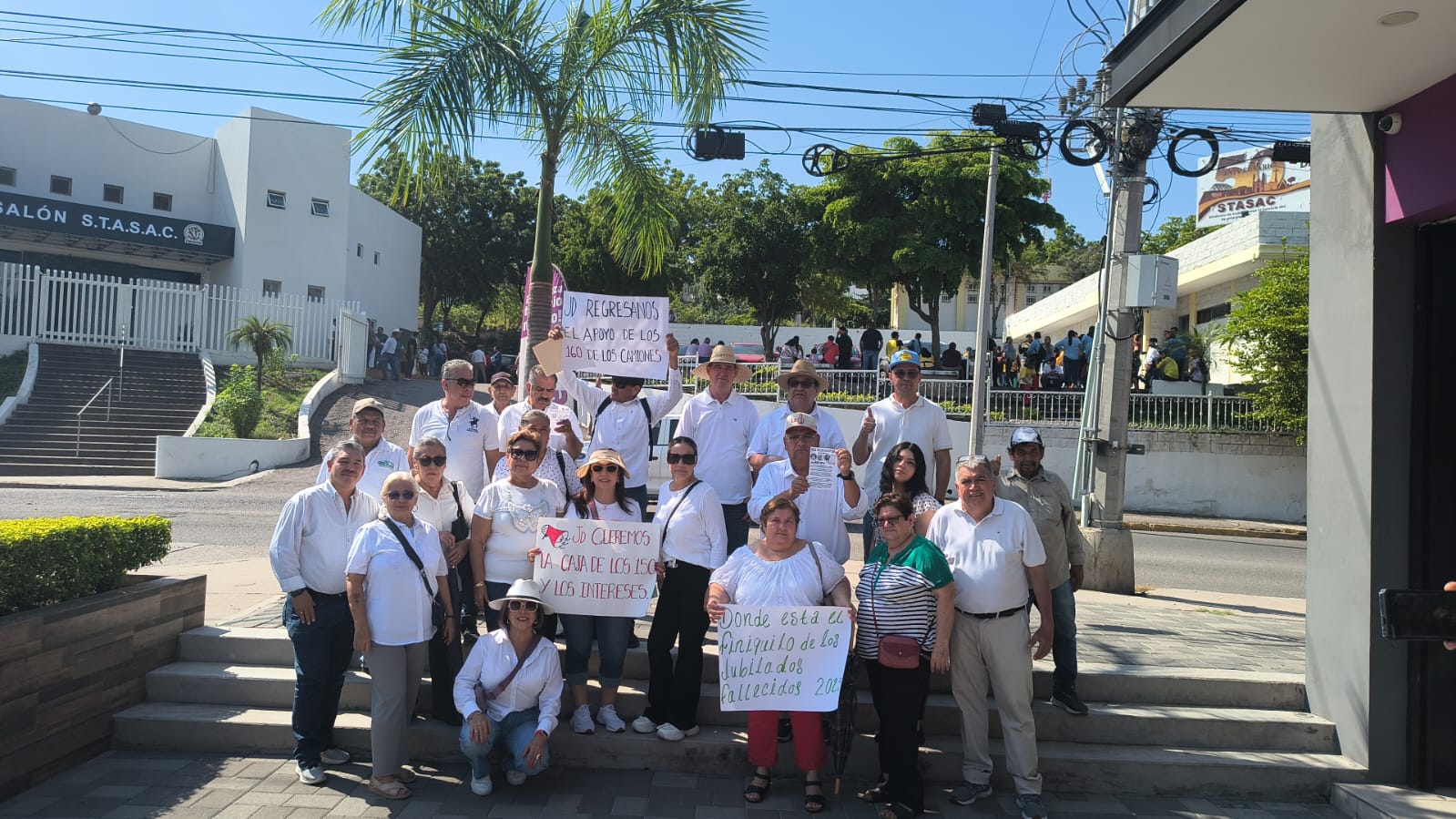 Jubilados de Stasac se manifiestan en Culiacán