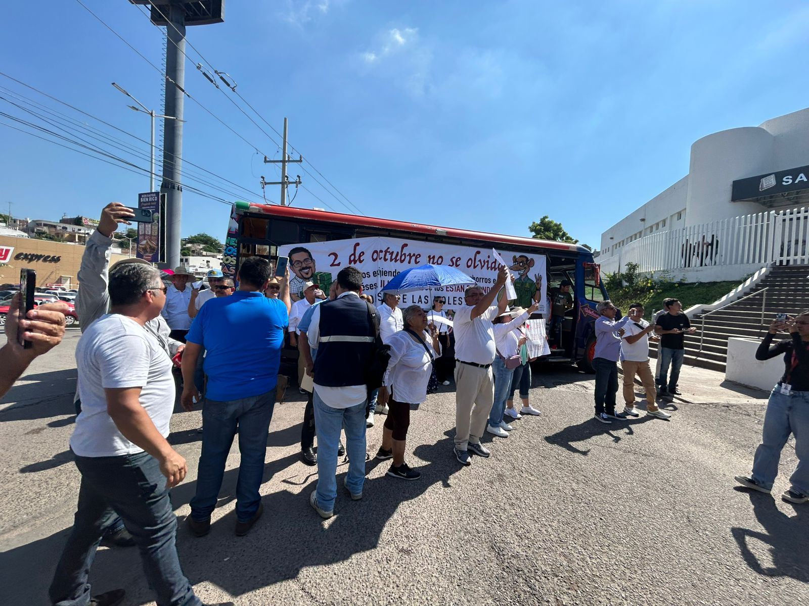 Jubilados de Stasac se manifiestan en Culiacán