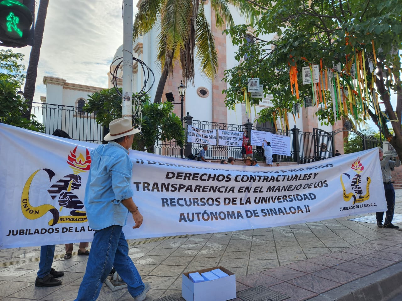Manifestación de trabajadores no provocamos la crisis"; Se manifiestan Jubilados contra reingeniería universitaria en Culiacán, Sinaloa