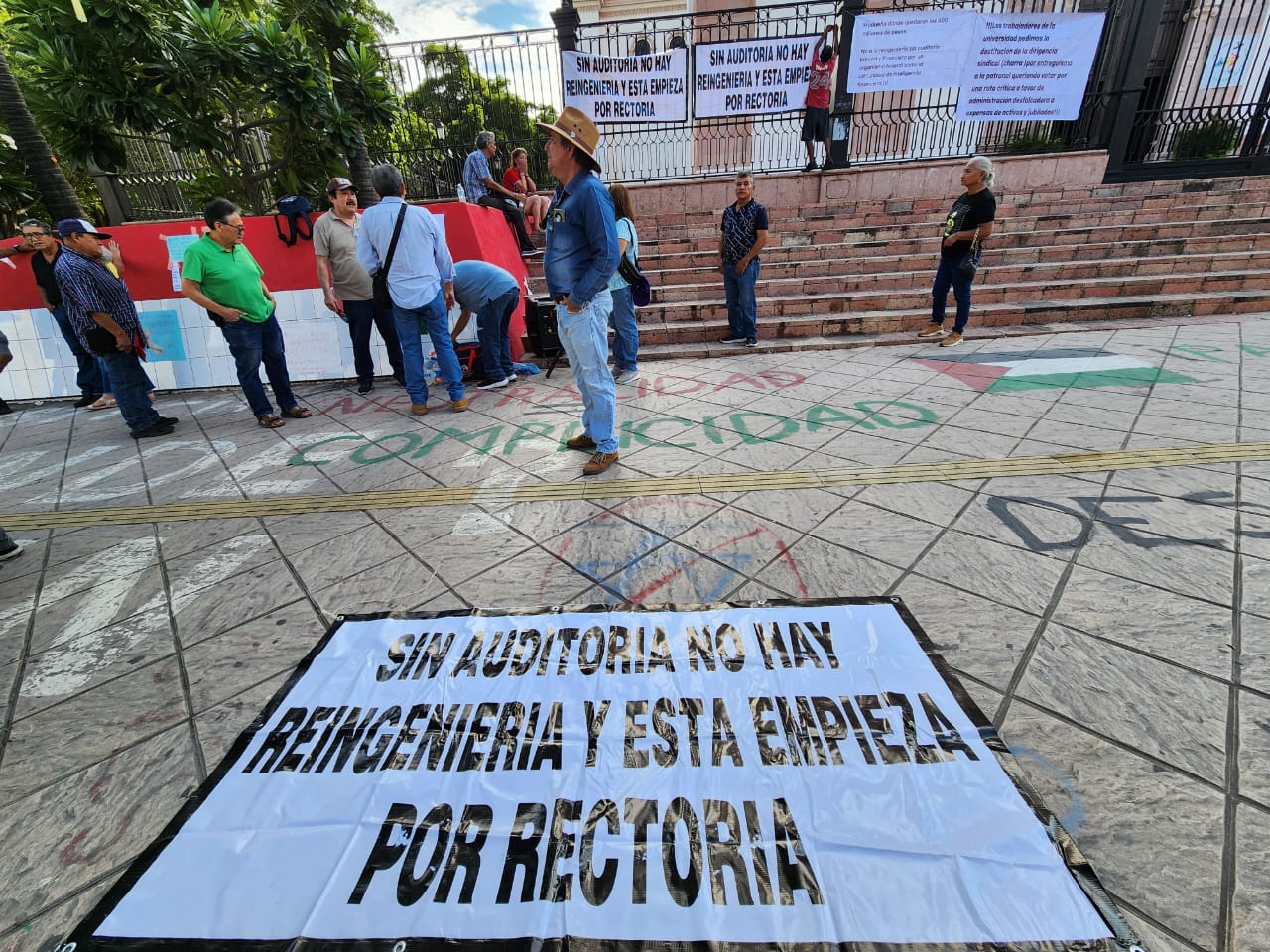 Manifestación de trabajadores no provocamos la crisis"; Se manifiestan Jubilados contra reingeniería universitaria en Culiacán, Sinaloa