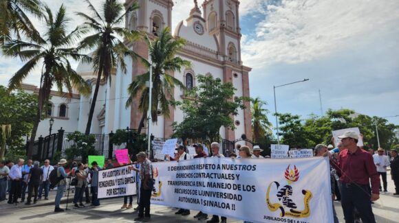 “Trabajadores no provocamos la crisis”; Se manifiestan Jubilados contra reingeniería universitaria en Culiacán, Sinaloa