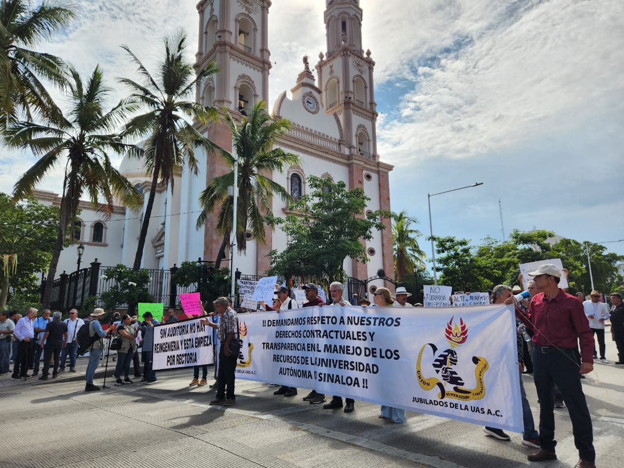 Manifestación de trabajadores no provocamos la crisis"; Se manifiestan Jubilados contra reingeniería universitaria en Culiacán, Sinaloa
