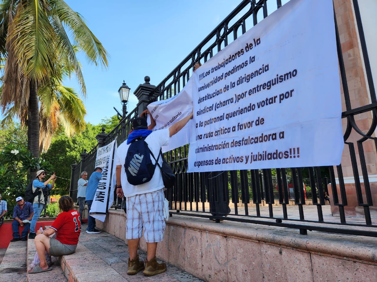 Manifestación de trabajadores no provocamos la crisis"; Se manifiestan Jubilados contra reingeniería universitaria en Culiacán, Sinaloa