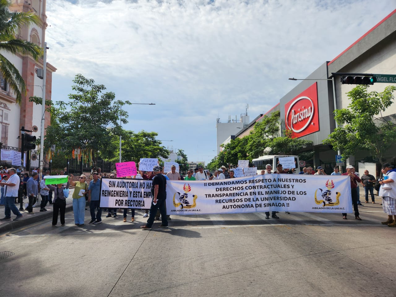 Manifestación de trabajadores no provocamos la crisis"; Se manifiestan Jubilados contra reingeniería universitaria en Culiacán, Sinaloa
