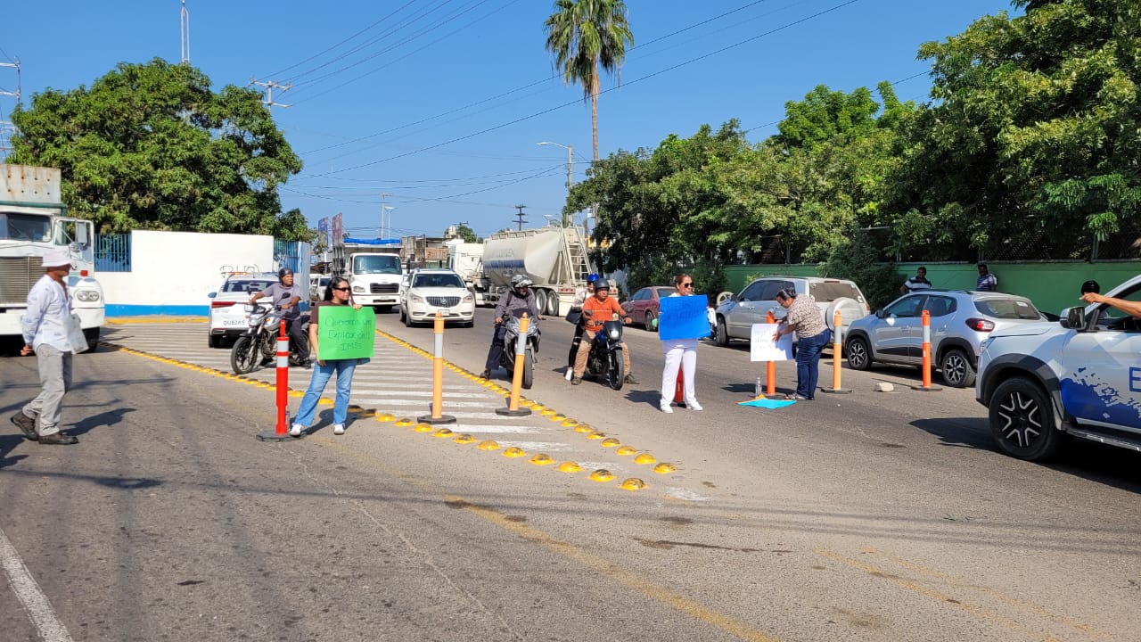 manifestacion por cierre de guarderia baby imaa en mazatlan