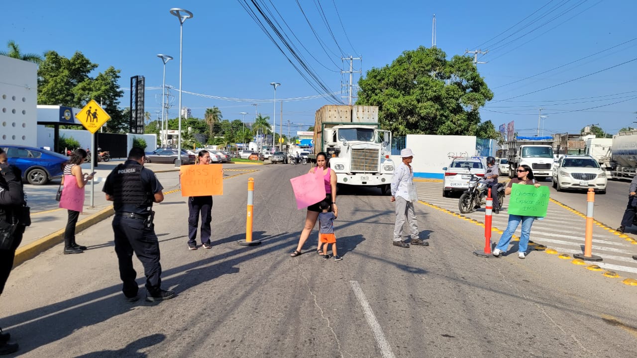 manifestacion por cierre de guarderia baby imaa en mazatlan