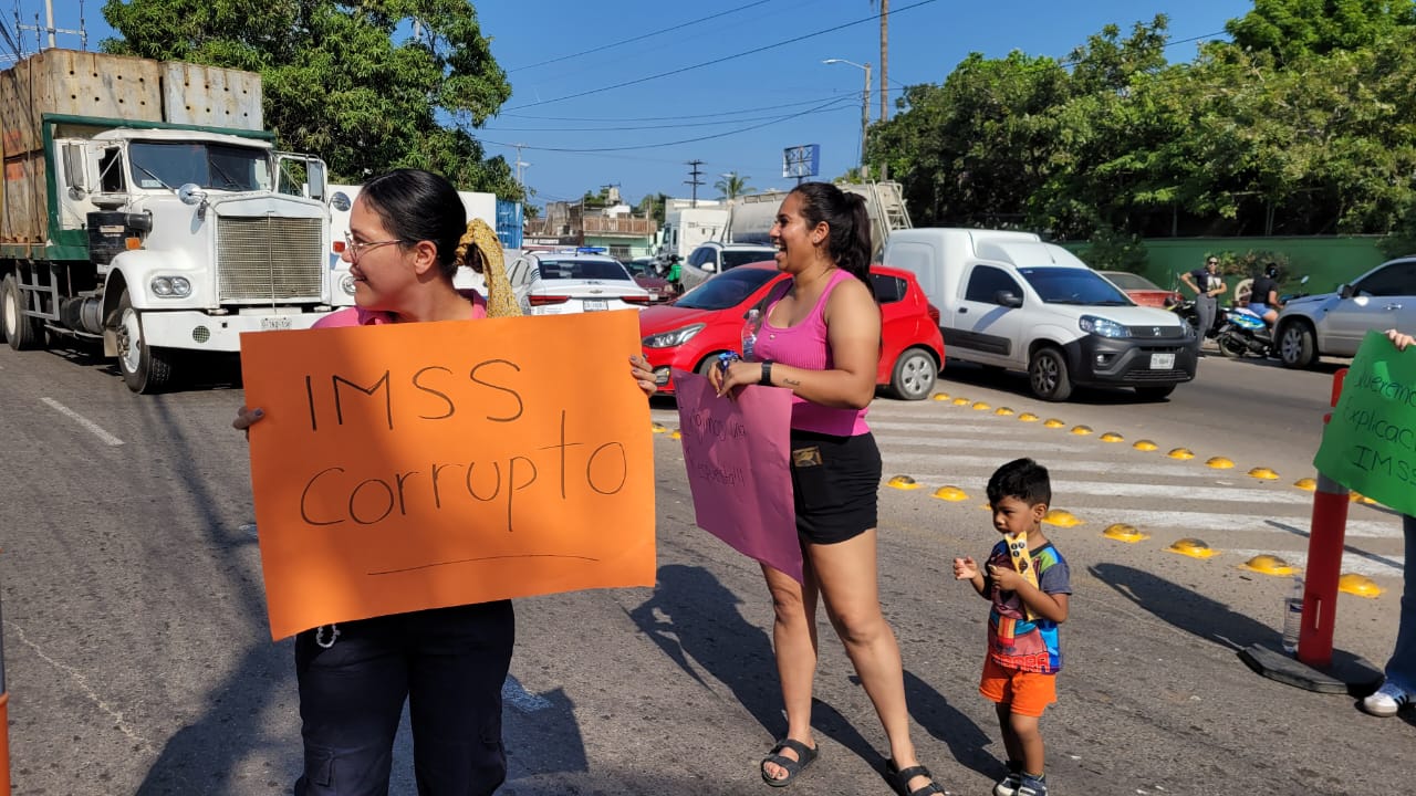 manifestacion por cierre de guarderia baby imaa en mazatlan