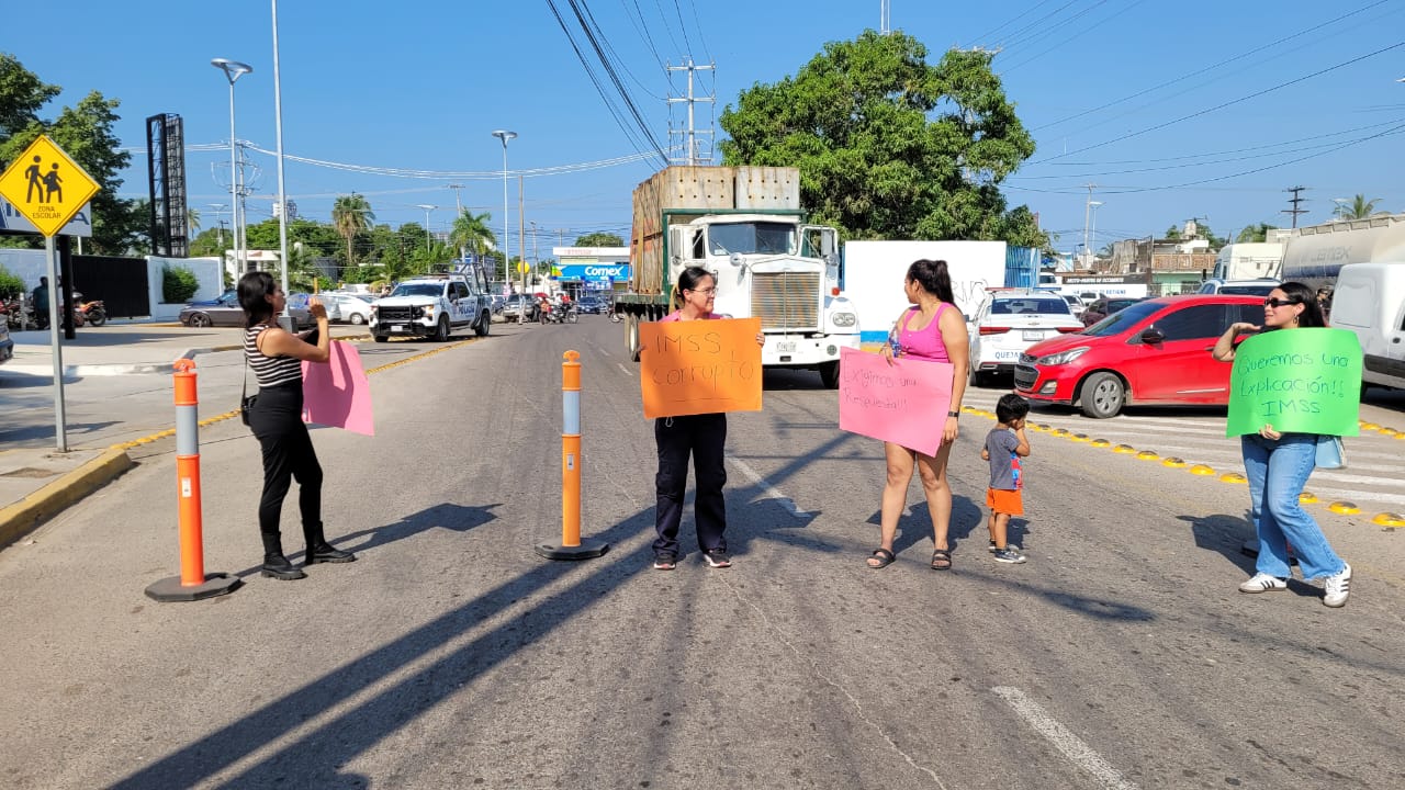 manifestacion por cierre de guarderia baby imaa en mazatlan