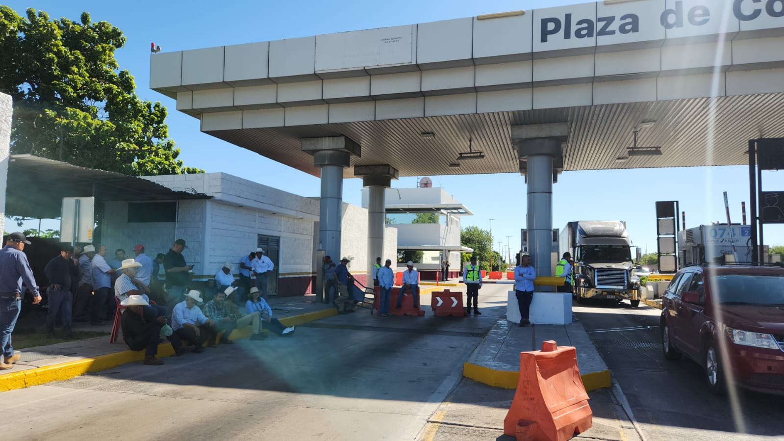 movilización de productores agrícolas en la caseta Cuatro Caminos