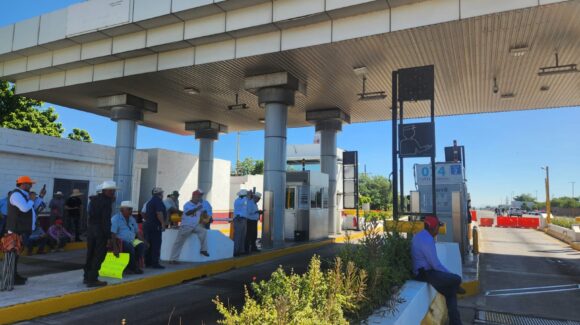 Productores agrícolas de Guasave, Sinaloa, liberan caseta de Cuatro Caminos
