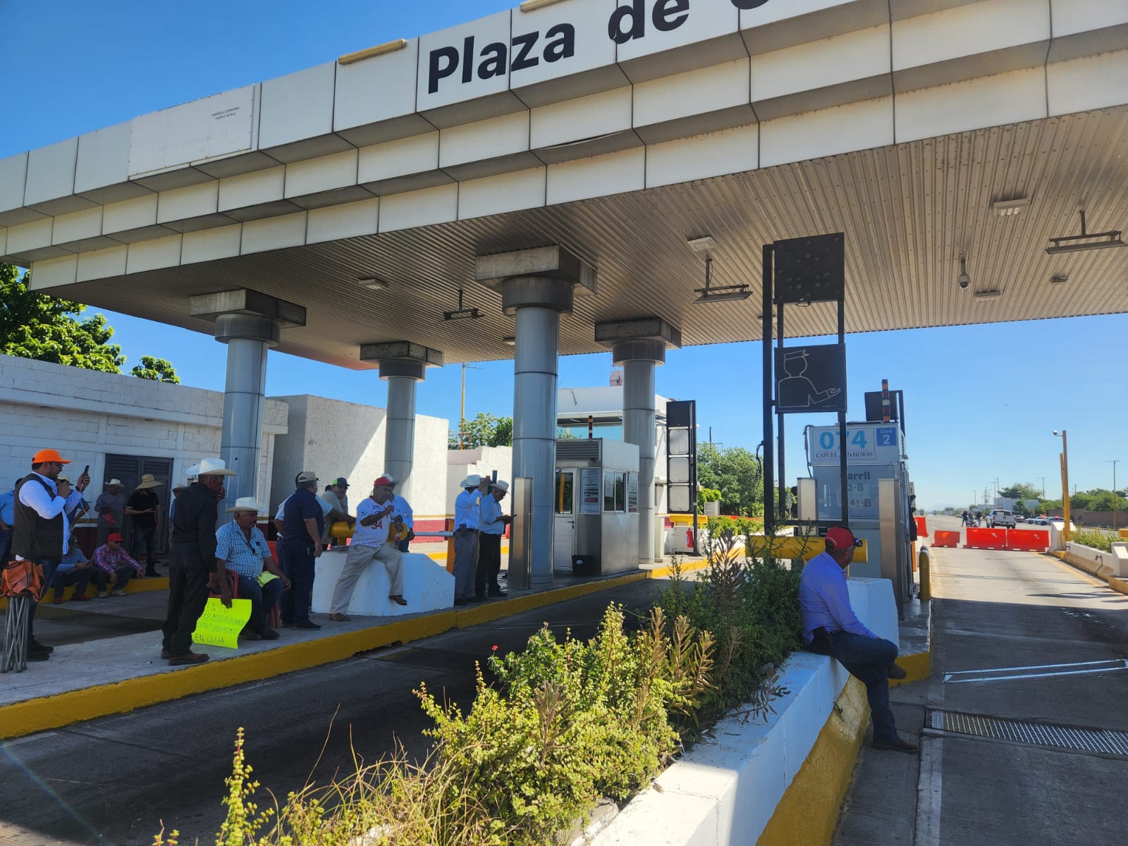 movilización de productores agrícolas en la caseta Cuatro Caminos
