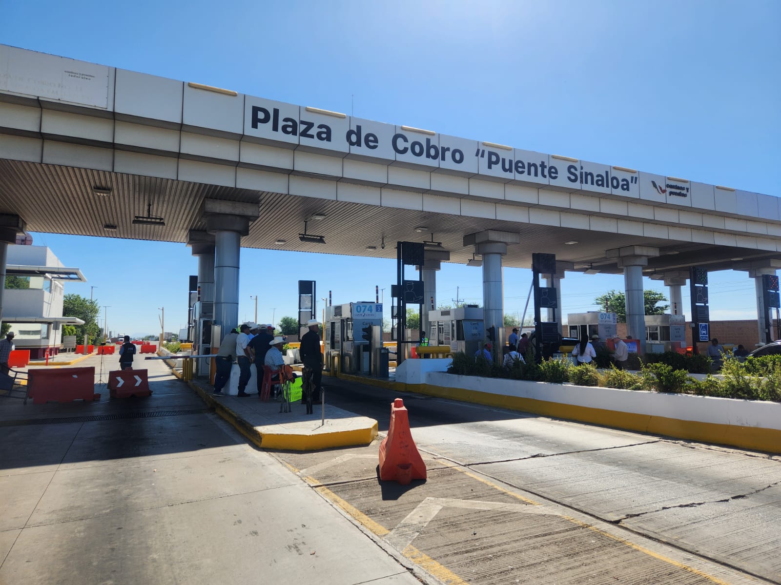 movilización de productores agrícolas en la caseta Cuatro Caminos