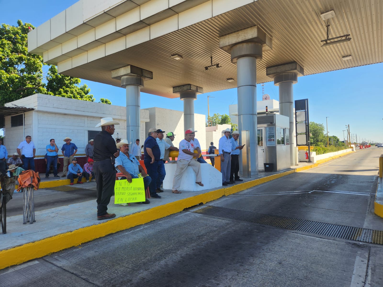 movilización de productores agrícolas en la caseta Cuatro Caminos
