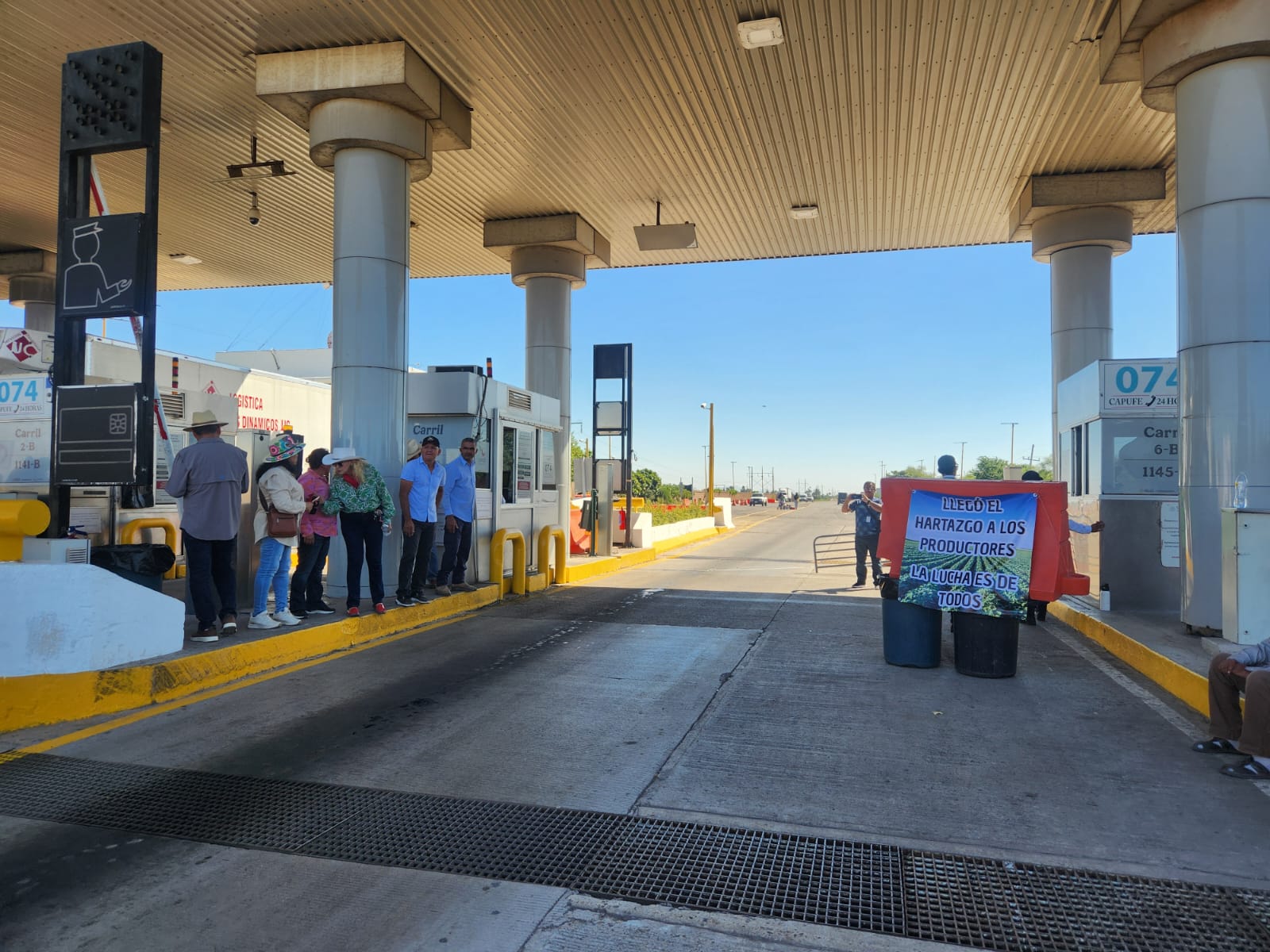 movilización de productores agrícolas en la caseta Cuatro Caminos
