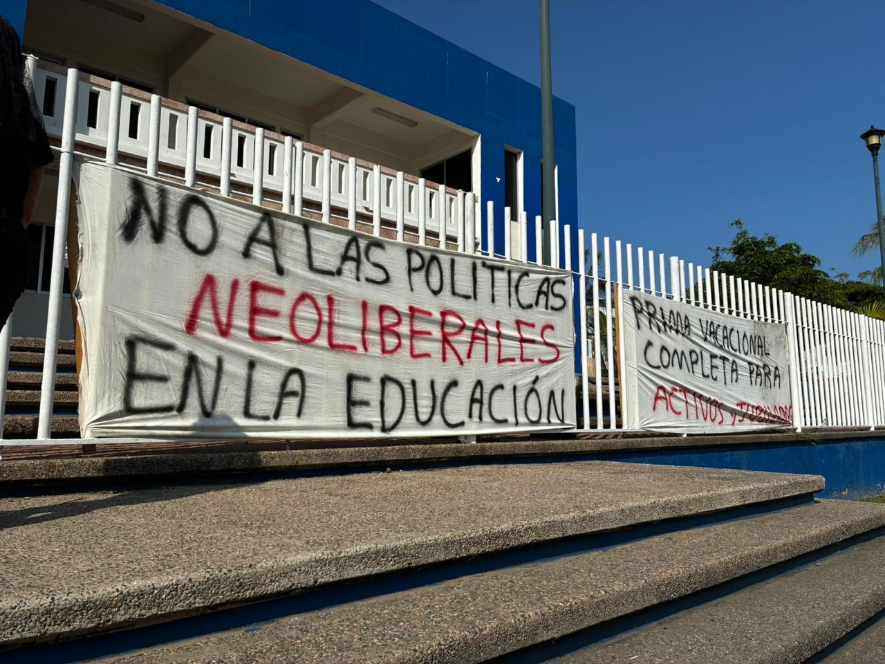 Se manifiestan contra reingeniería de la UAS trabajadores en Mazatlán