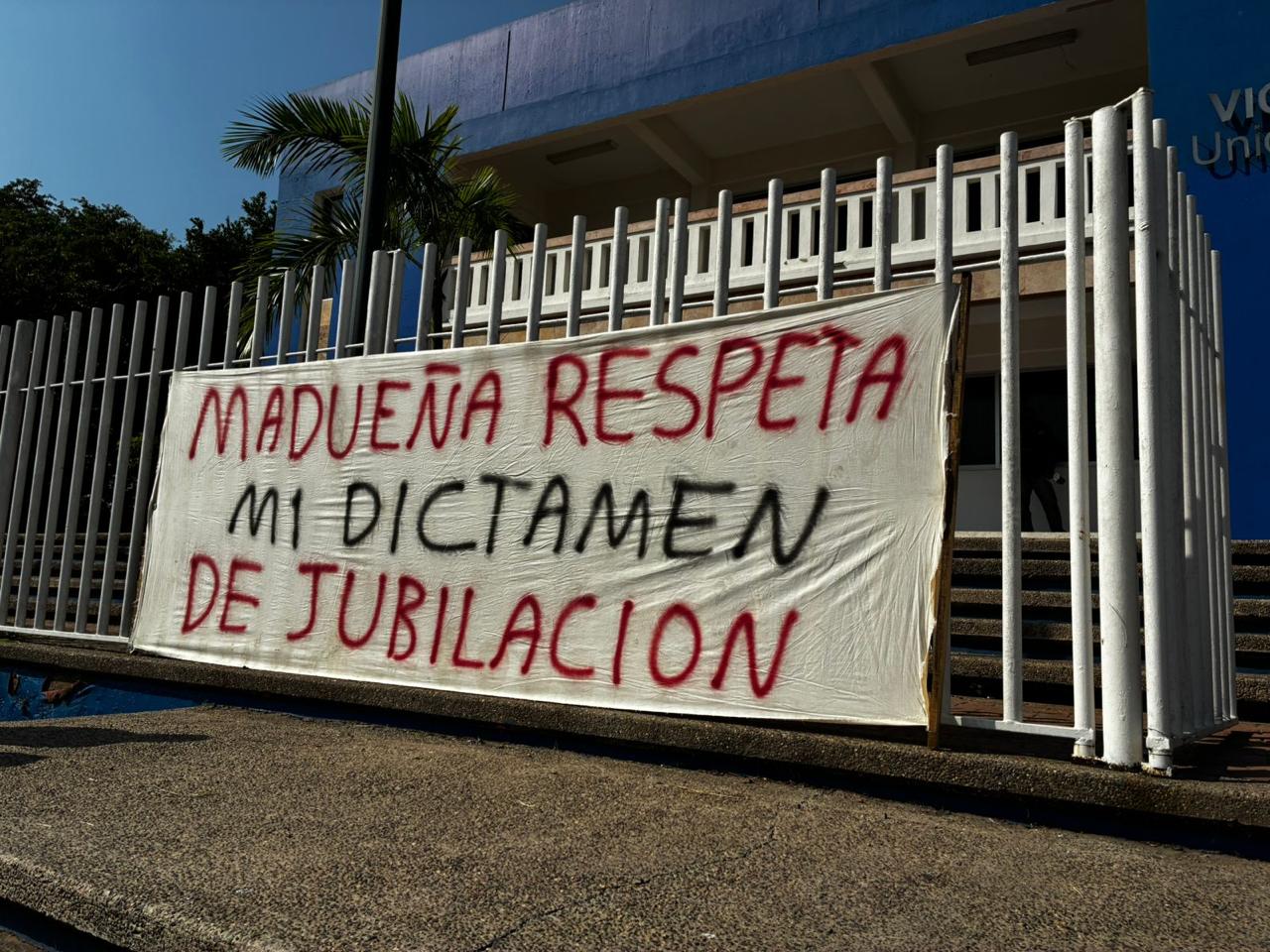 Se manifiestan contra reingeniería de la UAS trabajadores en Mazatlán