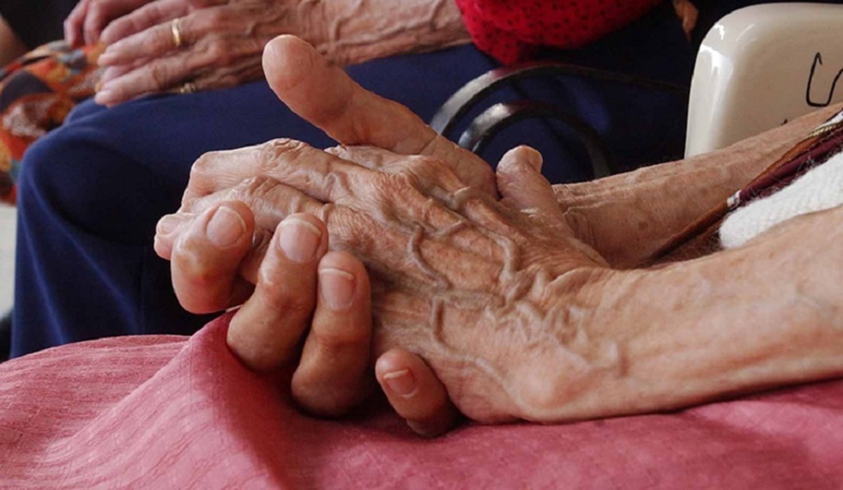 Manos de una adulta mayor