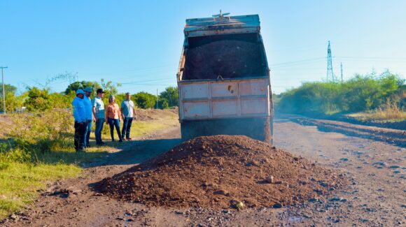 Solicita alcaldesa de Salvador Alvarado apoyo al gobierno estatal con maquinaria para el mantenimiento de calles