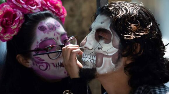Si te vas a maquillar de catrina, evita productos sin certificación dermatológica: podrían dañar tu piel