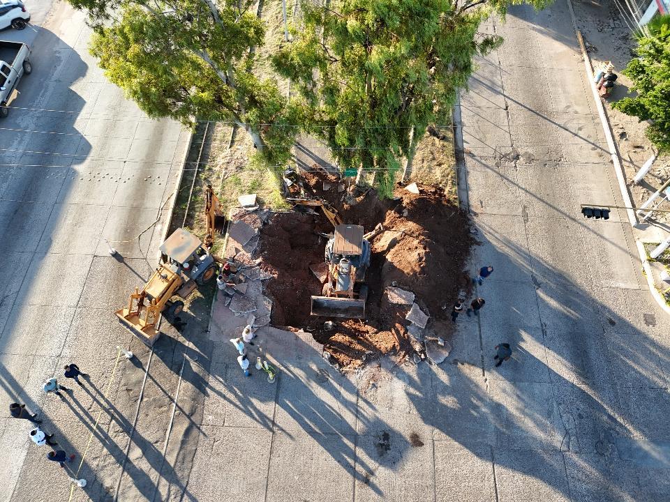 Maquinaria pesada cae a socavón en Los Mochis, Sinaloa