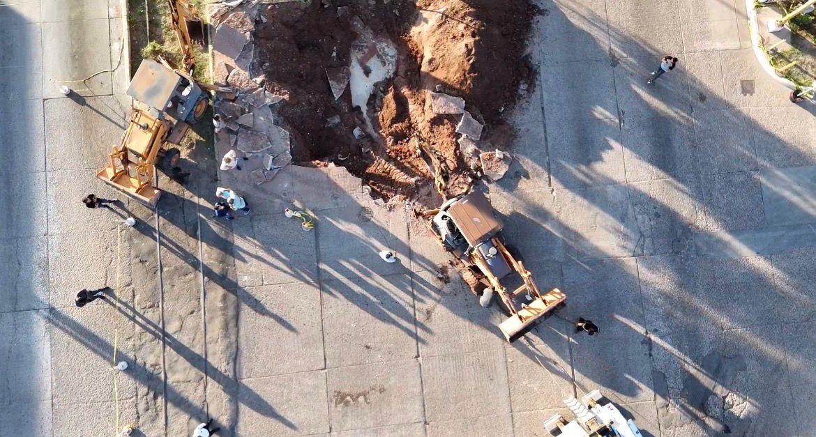 Maquinaria pesada cae a socavón en Los Mochis, Sinaloa