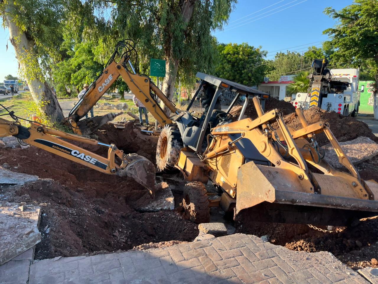 Maquinaria pesada cae a socavón en Los Mochis, Sinaloa