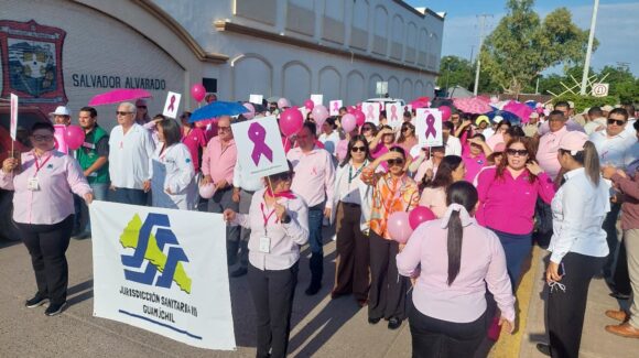 Con una marcha y la Unidad DIF de Salud para la Mujer instalado en la plazuela conmemoran la lucha contra el cáncer de mama en Guamúchil
