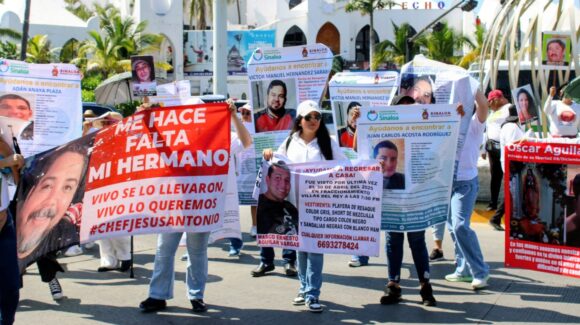 ‘Mientras hay una vela encendida, México no podrá dormir en paz’; marchan en Mazatlán, Sinaloa, por desaparecidos
