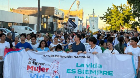 Marchan en Los Mochis, Sinaloa, por la vida, la mujer y la paz
