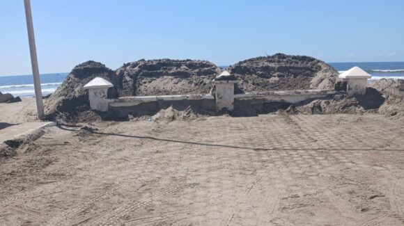 ¡Lo que dejó la marejada! Retiran 80 dompes de arena del bulevar Tiburón, en Las Glorias, Guasave, Sinaloa