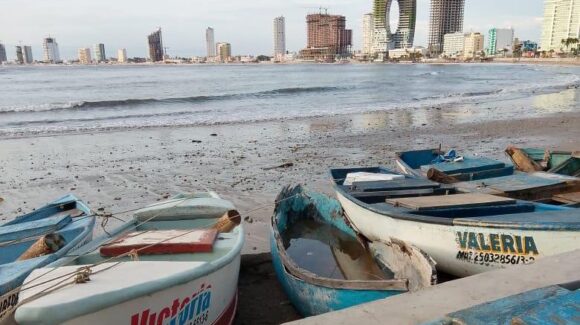 Magnitud de marejada en Mazatlán, Sinaloa, es algo “inédito”, afirman pescadores de Playa Norte