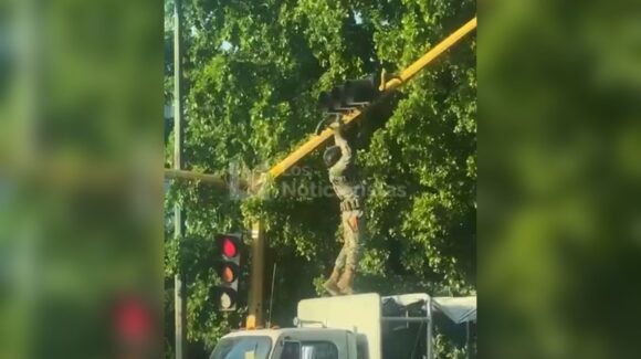 La Marina ‘tumba’ cámara de videovigilancia presuntamente clandestina en semáforo del Pedro Infante, Culiacán (VIDEO)